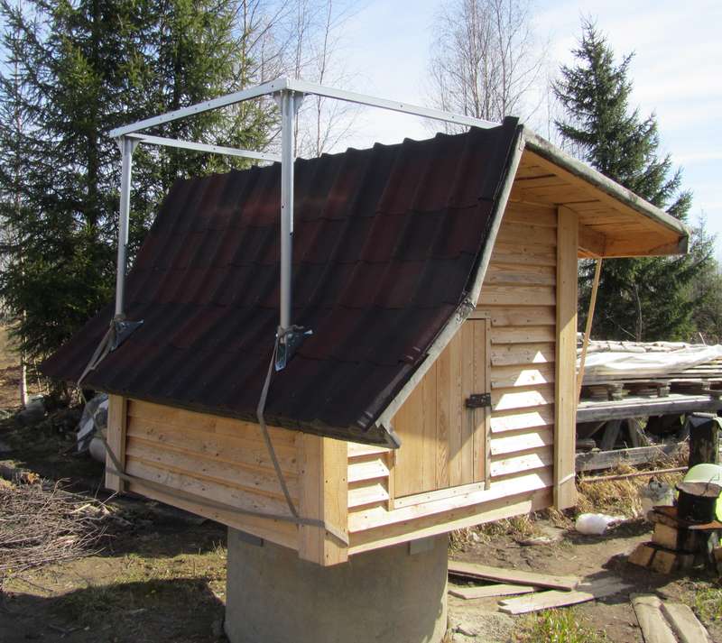 Примерка конструкции для установки солнечного нагревателя на домик.