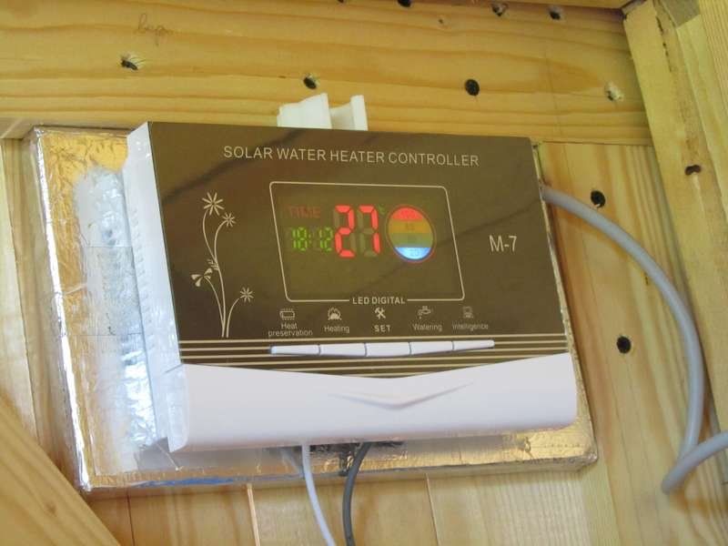 Контроллер солнечного водонагревателя через некоторое время после подключения и наполнения бака холодной водой.