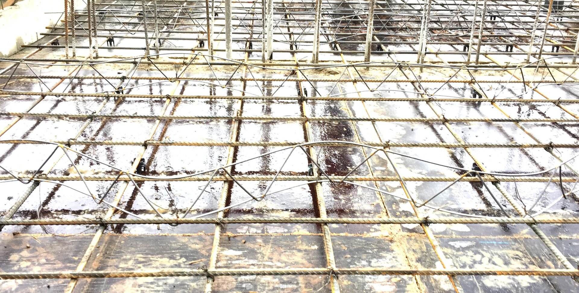 Поддерживающие установки. Поддерживающие каркасы арматуры высотой 600 мм. Плиты п 400 арматурный каркас. Фиксатор арматуры лягушка ф1. Арматурные каркасы в фундаментной плите 1200 мм.