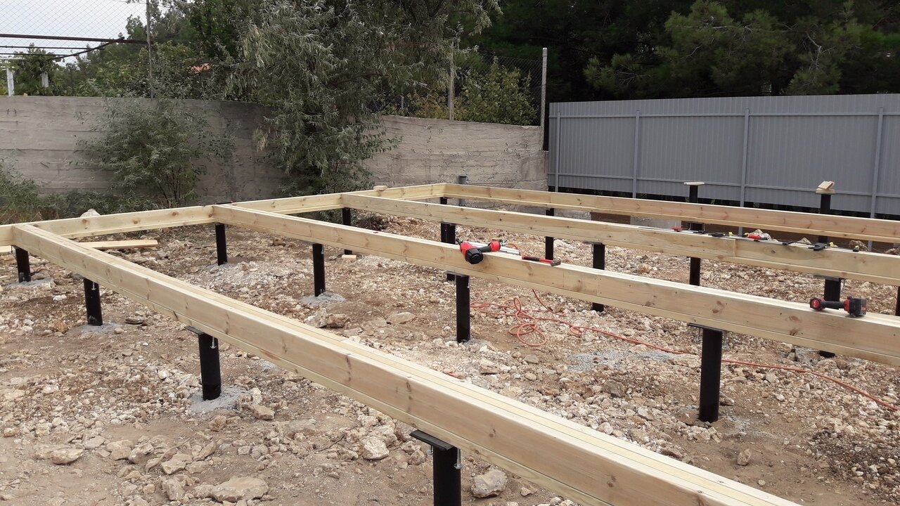 Обвязка террасы на сваях из доски 150 на 50. Обвязка из бруса 150 х150. Обвязка свай доской 50х200. Обвязка свай пакетом досок. Обвязка из доски 50х200.