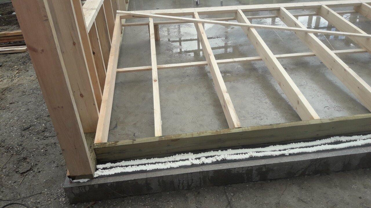 Монтаж каркасных стен первого этажа на бетонную плиту