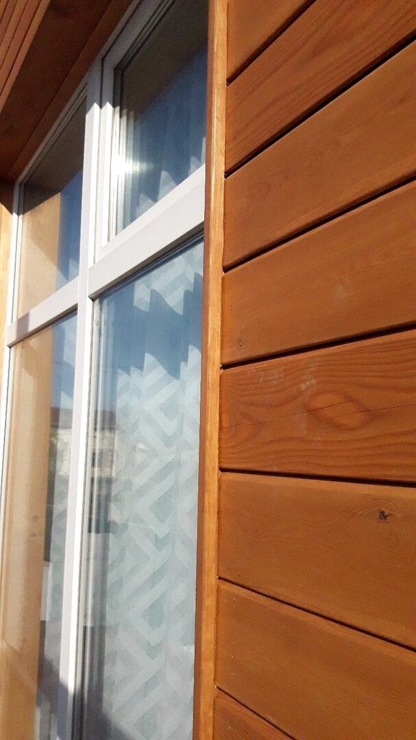Скошенный планкен из лиственницы на фасадах дома