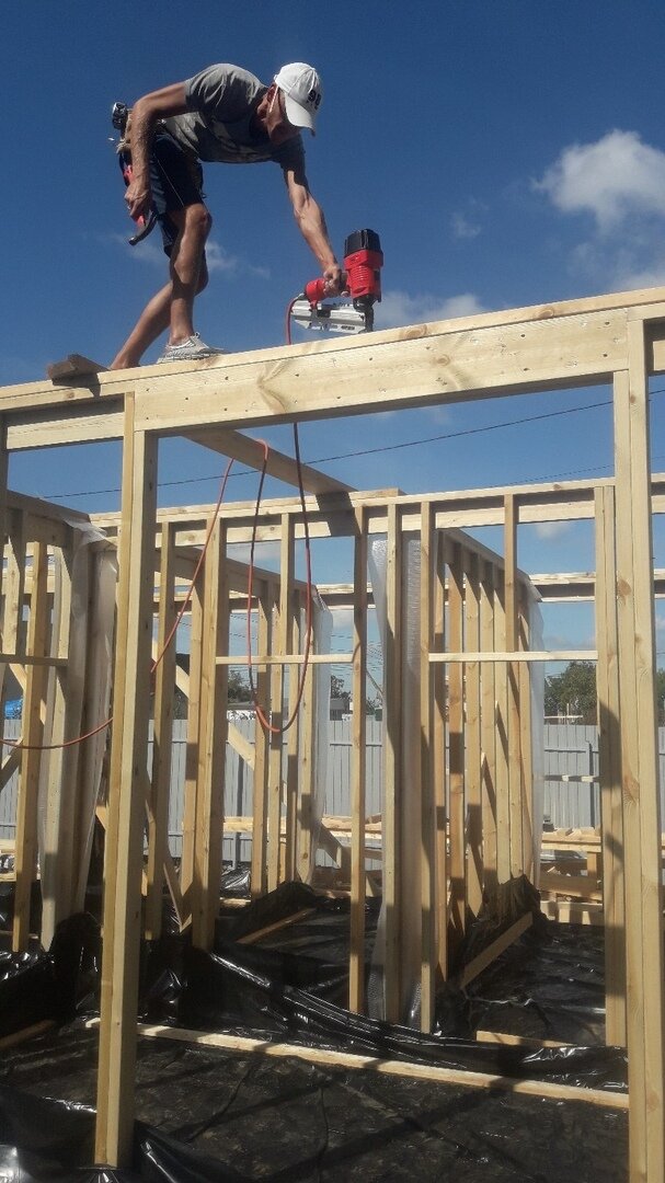 Журавль для поднятия каркасной стены. Подъем каркасных стен. Удочка для подъема каркасных стен. Поднять каркасную стену. Приспособление для подъема каркасных стен.