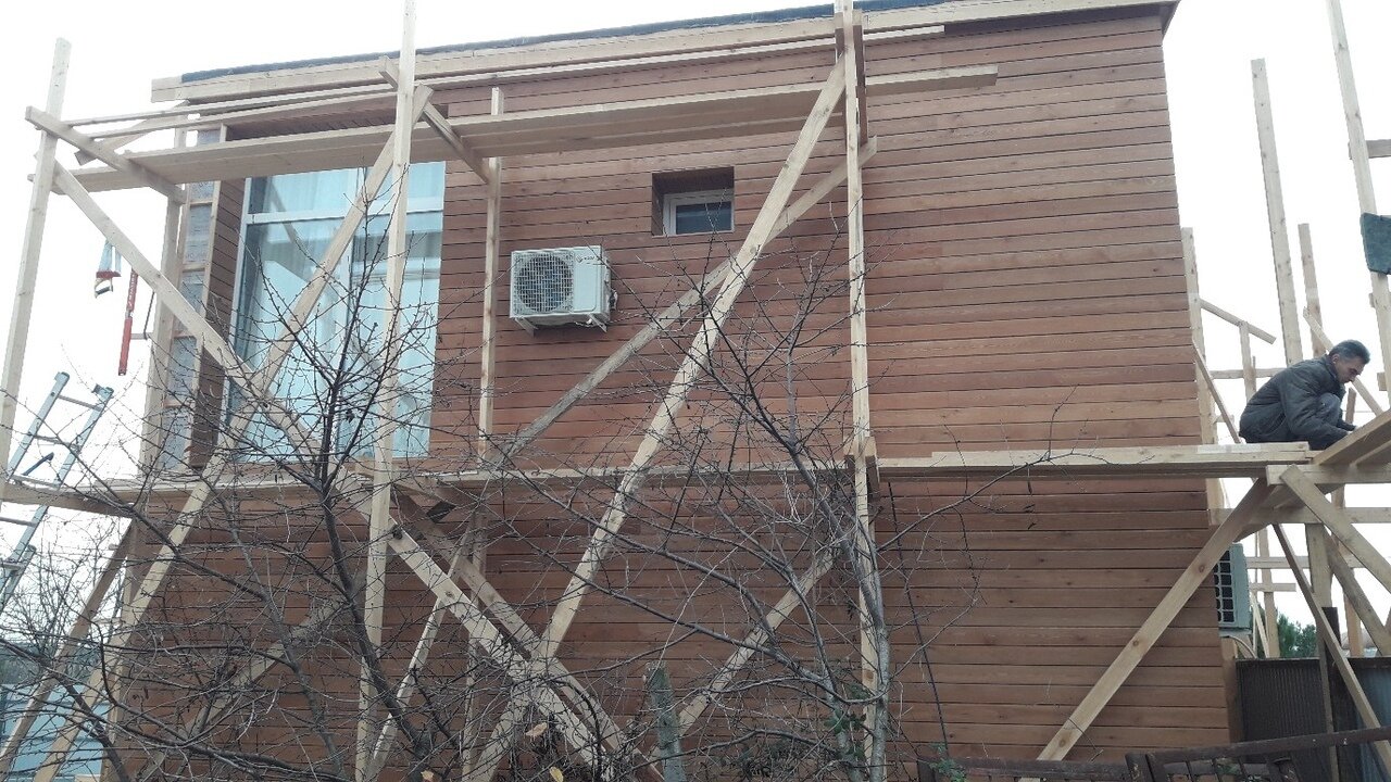 Планкен скошенный из лиственницы на фасадах дома