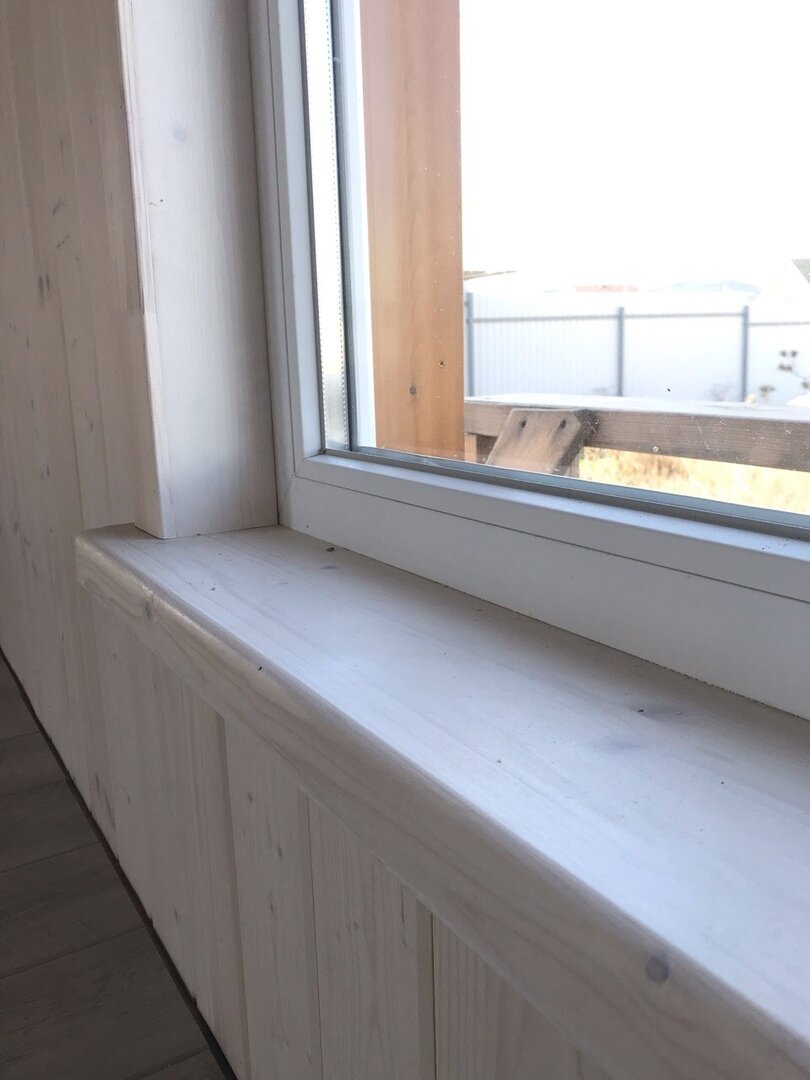 Окно и подоконник в деревянном доме