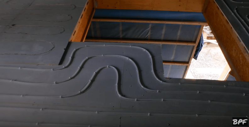 Монтаж водяной трубки теплых полов в перекрытии каркасного дома