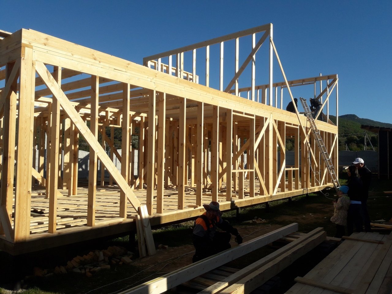 каркасный дом полуторный. каркасные постройки. лск каркас 2мм. каркасные дома в крыму. щитовой двухэтажный дом.