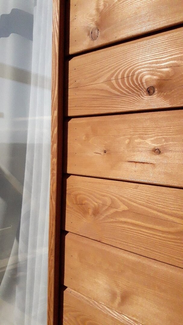 Скошенный планкен из лиственницы на фасадах дома