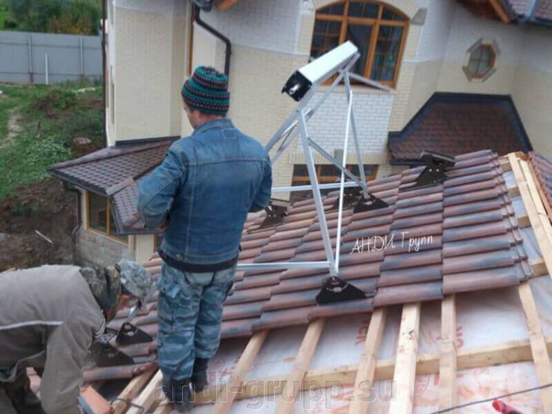 Установка солнечного коллектора на черепичную крышу