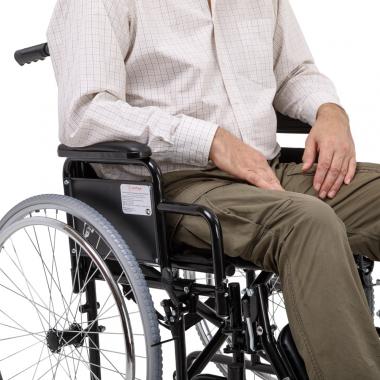 Кресло-коляска для инвалидов Армед H 002. Удобные подножки и подлокотники