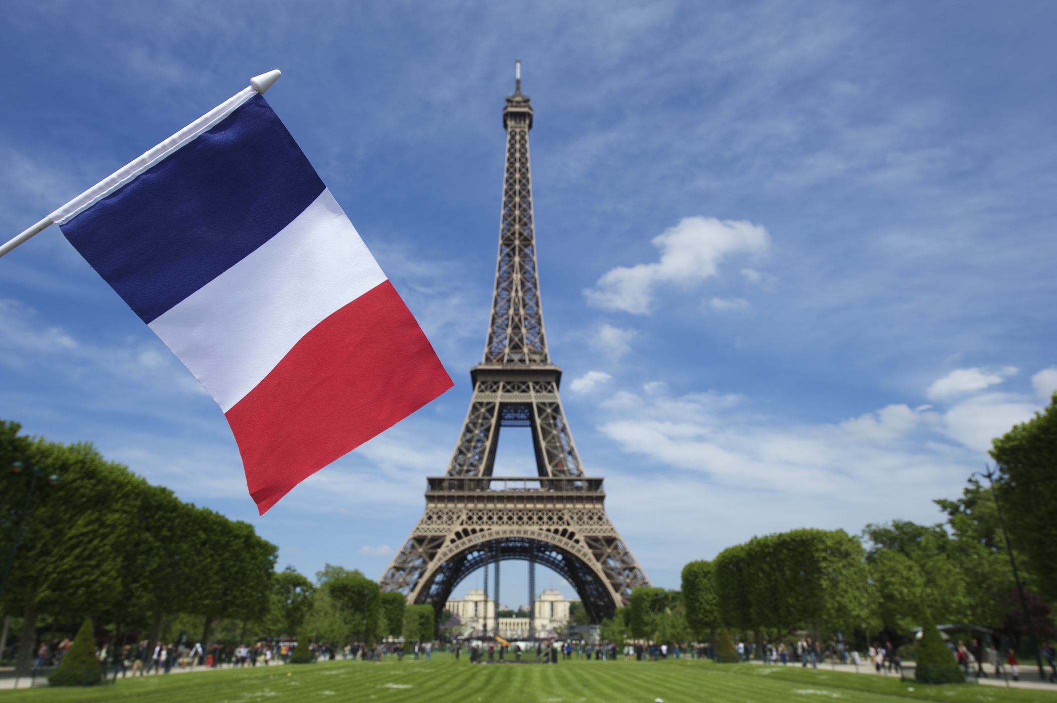 Французский флаг на фоне символа страны - Эйфелевой башни
