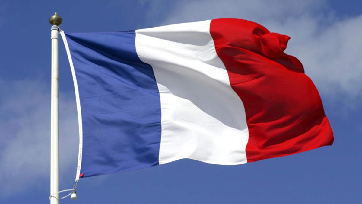 Флаг Франции на флагштоке