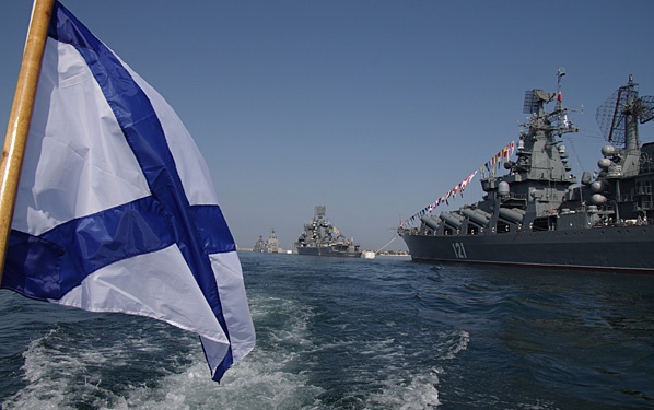 Андреевский флаг на фоне ордера российских боевых кораблей