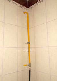 крепление газопровода в доме