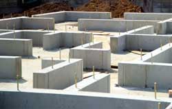 блочный фундамент на монолитной плите